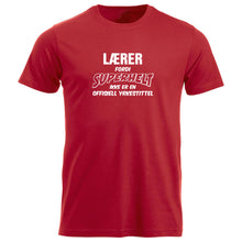 Last inn bildet i Galleri-visningsprogrammet, T-skjorte unisex rund hals Lærer fordi SUPERHELT ikke er en offisiell yrkestittel rød