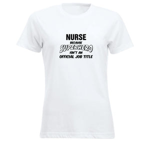 T-skjorte dame rund hals Nurse because SUPERHERO isn't an official job title hvit