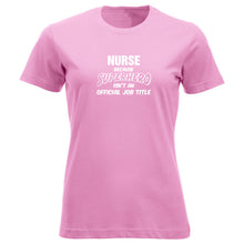 Last inn bildet i Galleri-visningsprogrammet, T-skjorte dame rund hals Nurse because SUPERHERO isn&#39;t an official job title rosa