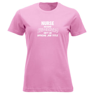 T-skjorte dame rund hals Nurse because SUPERHERO isn't an official job title rosa
