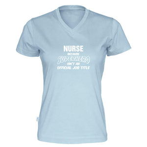 T-skjorte dame v-hals Nurse because SUPERHERO isn't and official job title himmelblå