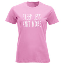 Last inn bildet i Galleri-visningsprogrammet, Sleep less knit more klassisk t-skjorte dame rosa