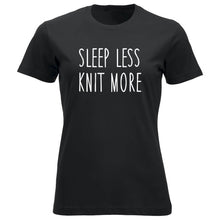 Last inn bildet i Galleri-visningsprogrammet, Sleep less knit more klassisk t-skjorte dame sort