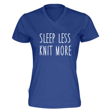 Last inn bildet i Galleri-visningsprogrammet, Sleep less knit more v-hals t-skjorte dame kongeblå