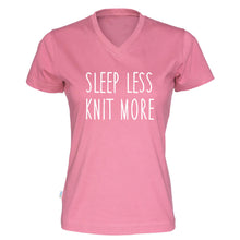 Last inn bildet i Galleri-visningsprogrammet, Sleep less knit more v-hals t-skjorte dame rosa