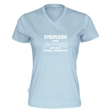 Last inn bildet i Galleri-visningsprogrammet, T-skjorte dame v-hals Sykepleier fordi SUPERHELT ikke er en offisiell yrkestittel himmelblå